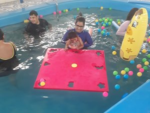 Pestalozzi de Maceió utiliza a Fisioterapia Aquática no tratamento de pessoas com deficiência