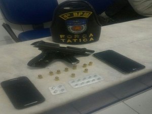 Jovem é preso com arma de fogo escondida debaixo de sofá