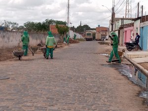 Prefeitura realiza serviço de capinação em ruas do bairro Jardim Tropical