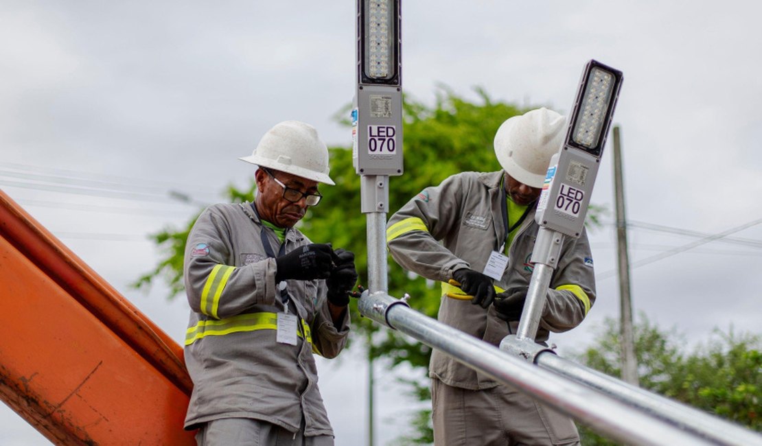 Avenidas, ruas e praças do bairro do Poço recebem 300 luminárias de LED