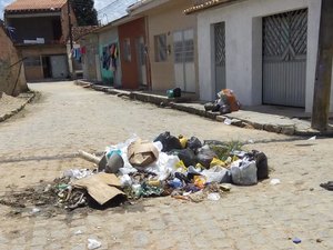 Moradores de Matriz de Camaragibe reclamam do excesso de lixo nas ruas