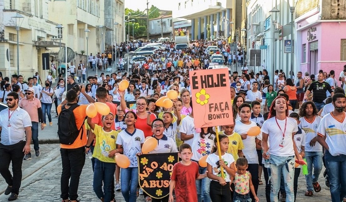 Caminhada reúne centenas contra violência sexual de crianças e adolescentes em Penedo