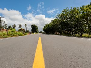 Sinalização horizontal: um conjunto de marcas, cores e símbolos para orientar usuários de vias