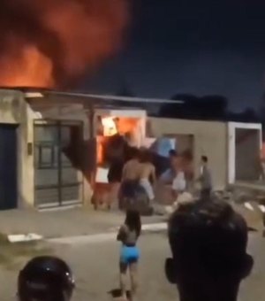 Casa pega fogo no Benedito Bentes, provoca pânico e vizinhos denunciam acúmulo de entulhos no local