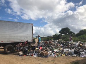 Caminhão é flagrado despejando lixo em terreno baldio em Arapiraca
