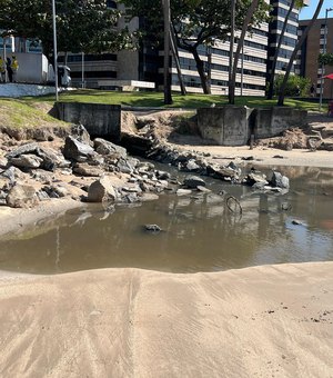 Praia da Ponta Verde é alvo de despejo irregular de esgoto residencial, em Maceió