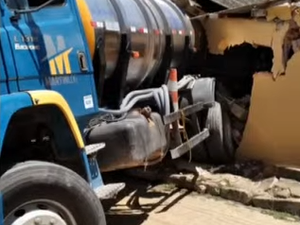 Motorista perde o controle e caminhão atinge depósito de construção em Ipioca