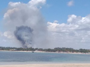 [Vídeo] Fumaça de incêndio no Benedito Bentes é vista de Paripueira