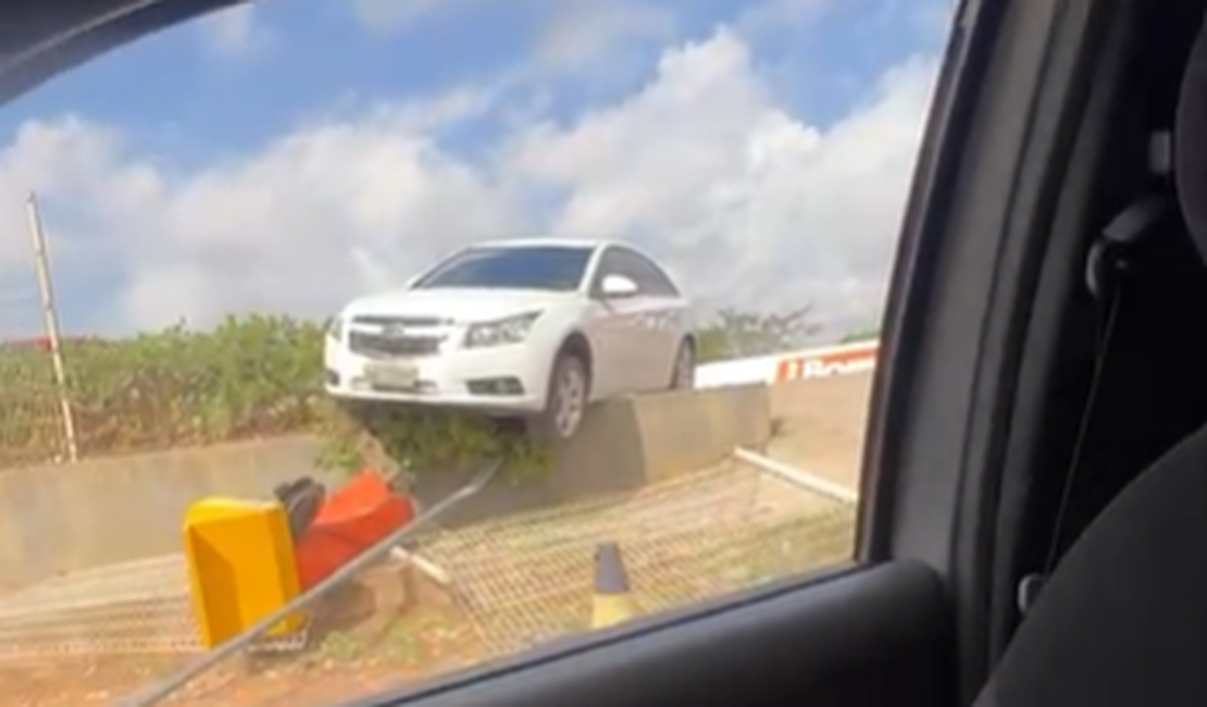 Carro fica 'pendurado' em mureta após acidente na AL-115, em Arapiraca