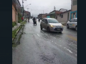 [Vídeo] Óleo na pista provoca queda de motociclistas no bairro do Jacintinho