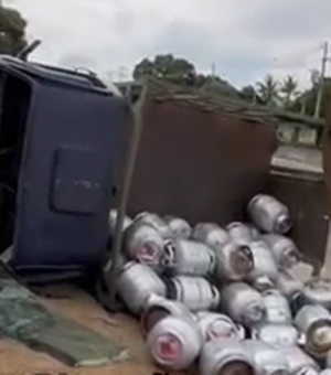 Caminhonete com botijões de gás tomba após falha mecânica na AL-220