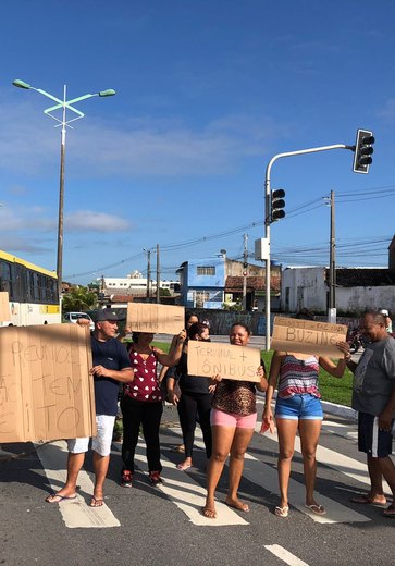 Moradores do São Jorge fecham Av. Josefa de Melo pedindo mudanças nas linhas de ônibus