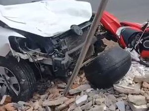 Grave acidente entre carro em moto é registrado na Avenida Marília Mendonça