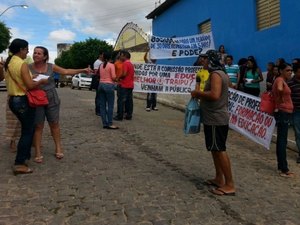 Professores de Traipu realizam protesto