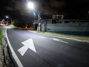 Rua Íris Alagoense ganha nova iluminação e sinalização