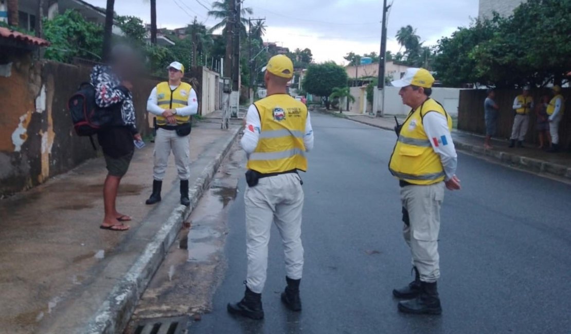 Ronda no Bairro resgata paulista em situação de vulnerabilidade na orla de Ipioca