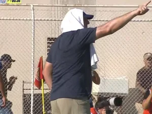 Rogério Ceni usa toalha na cabeça durante jogo do Bahia e vira meme