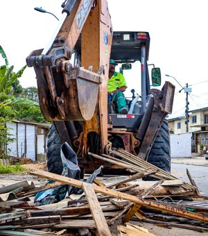 Prefeitura remove construções irregulares em área de preservação ambiental