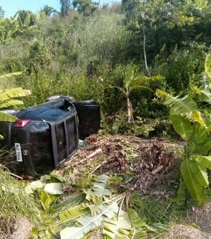 Carro capota e deixa três pessoas feridas em Santa Luzia do Norte