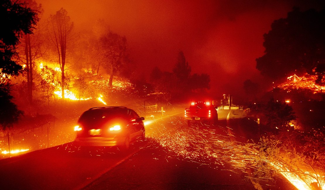 Incêndios na Califórnia obrigam mais de 50 mil  pessoas a deixarem suas casas