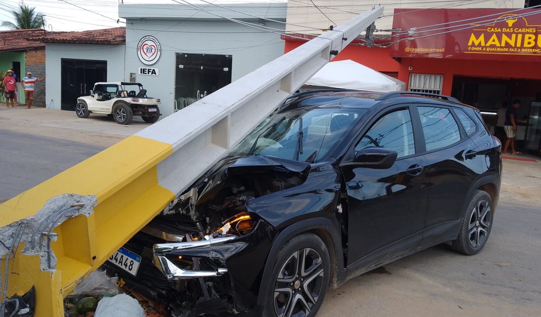 Carro colide contra poste de alta tensão e deixa feridos São Miguel dos Milagres