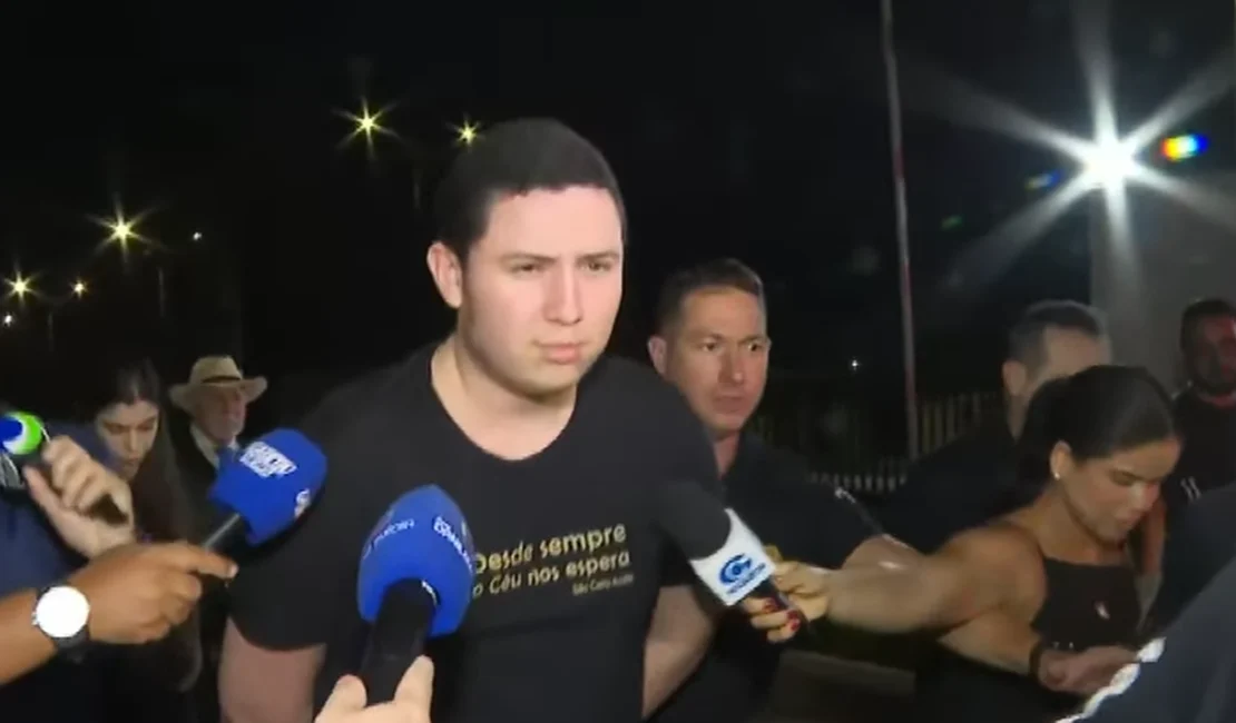 'Vitinho', suspeito de dopar e estuprar jovem, chega à delegacia em Maceió