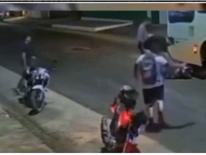 [Vídeo] Mulher perde controle de moto e vai parar embaixo de ônibus em Penedo