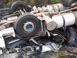 Motorista de carreta perde o controle da direção e capota veículo na BR-101