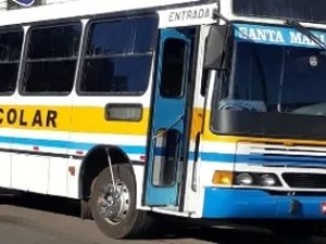 Homem invade ônibus escolar e agride motorista e estudantes, em Palmeira dos Índios