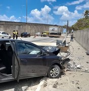 Acidente entre carro e carreta deixa uma pessoa ferida e postes caídos em Maceió