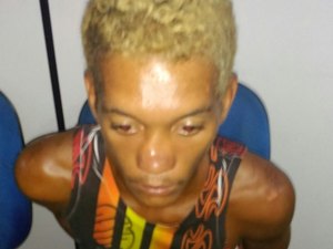 Câmeras de segurança flagram homem serrando corrente do Itau