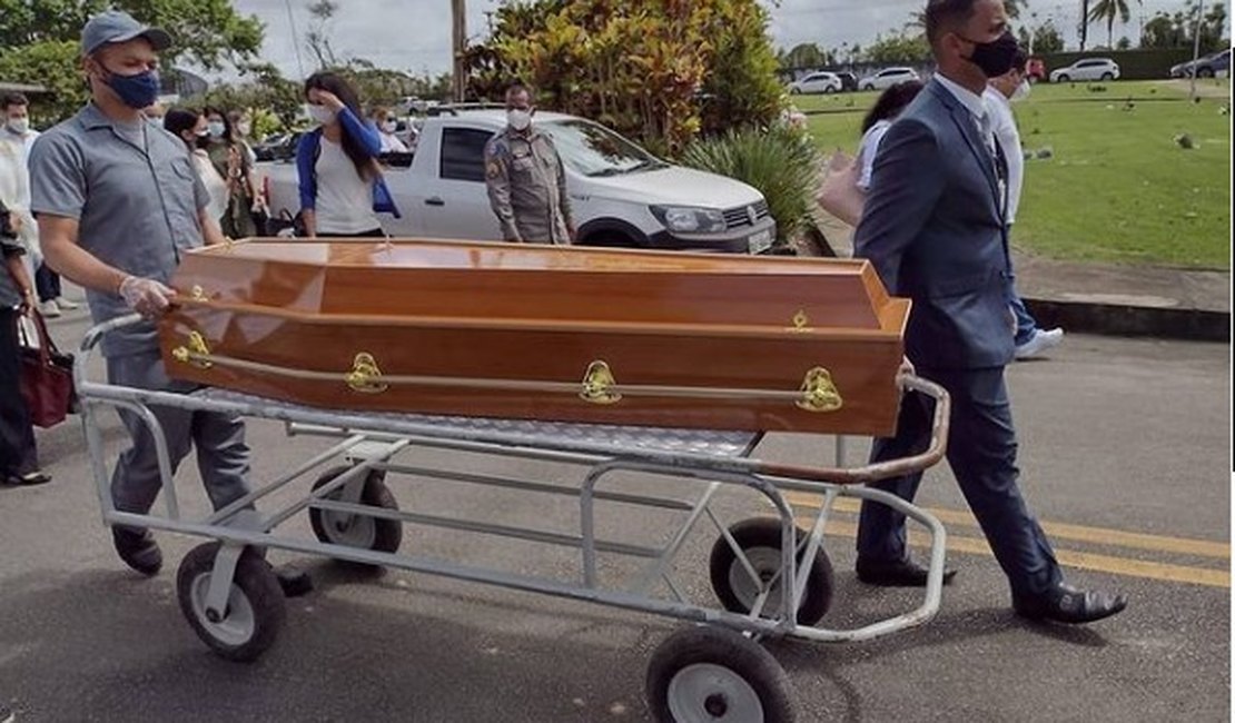 Em clima de comoção, delegado José Edson é sepultado em Maceió