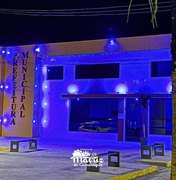 Em alusão ao novembro azul, sacada de prédio da prefeitura de Matriz de Camaragibe recebe iluminação diferenciada