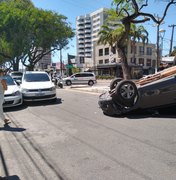 Populares flagram capotamento de veículo na Jatiúca