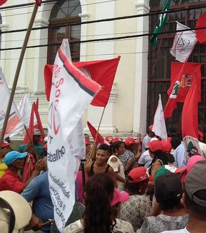 Trabalhadores rurais ocupam sedes de prefeituras alagoanas