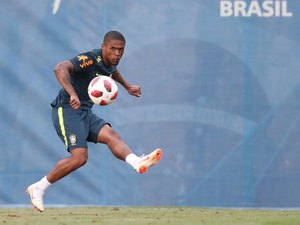 Douglas Costa poderá ficar no banco no jogo contra a Bélgica