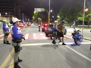 Operação da Lei Seca apreende CNHs na orla de Maceió 