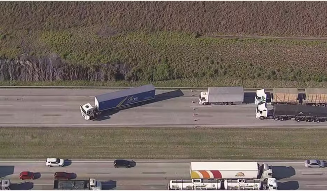 Motorista de carreta deixa veículo atravessado no Rodoanel em São Paulo