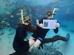 Homem inova e pede namorada em casamento embaixo d’água; veja