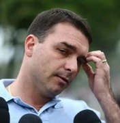 Flávio Bolsonaro admite que Queiroz pagava contas pessoais dele