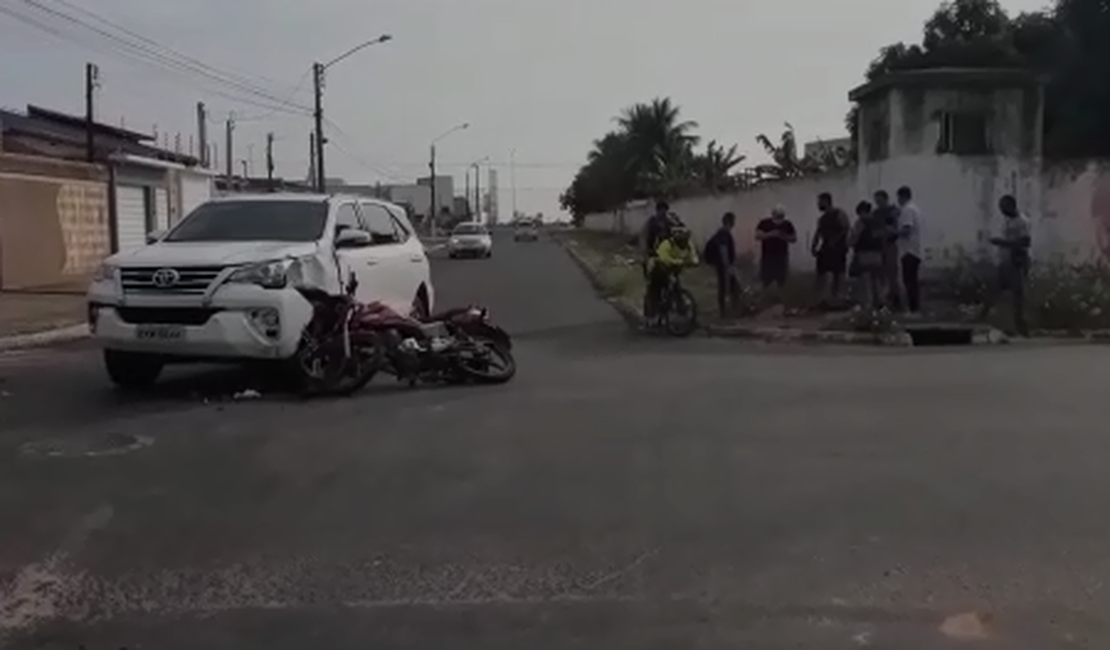 [Vídeo] Motociclista sofre fratura exposta após acidente em Arapiraca