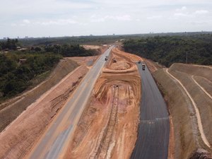 Primeiro trecho da AL-102 Norte recebe serviços de pavimentação asfáltica