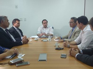 Reunião entre deputados e secretário de Educação põe fim ao impasse sobre o transporte escolar