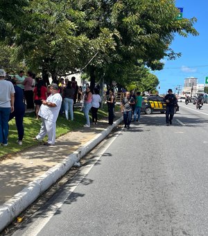 [Vídeo] Funcionários do Hospital Veredas voltam a fechar Av. Fernandes Lima