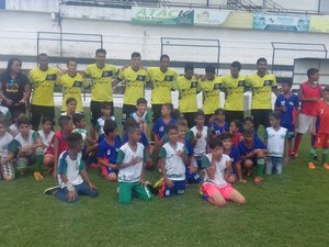 Jogadores do ASA recebem alunos da Escola de Tempo Integral Mário César Fontes