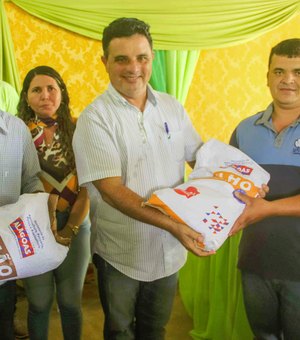 Prefeitura de União dos Palmares entrega mais de 5 Mil quilos de sementes para cultivo de milho e feijão