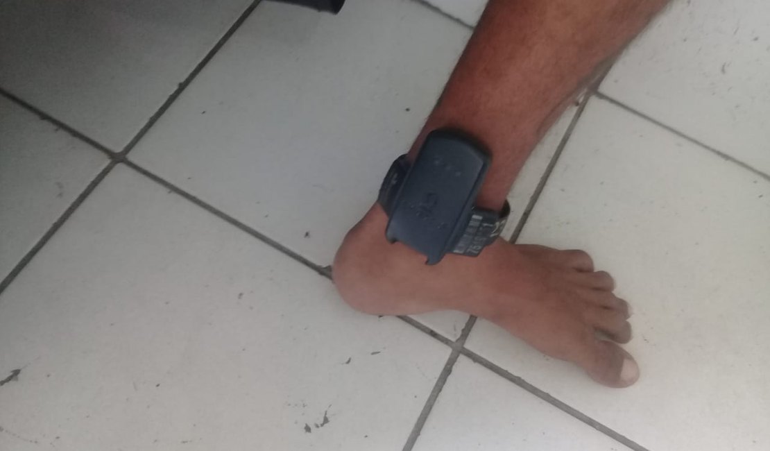 Homem usando tornozeleira eletrônica é preso com revólver em Maceió
