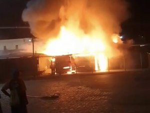 Incêndio de grandes proporções destrói barracas em frente ao Mercado da Produção, em Maceió