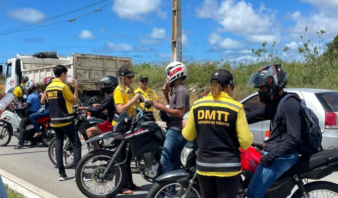 DMTT realiza ação educativa com motociclistas na Avenida Rota do Mar