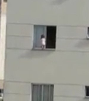 [Vídeo] Criança anda em parapeito de prédio no DF